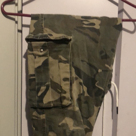 Forever 21 medium men’s camo cargo pants - Picture 2 of 4